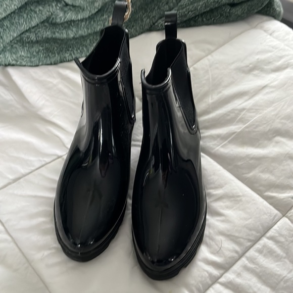 Black shiny booties, never worn - Picture 2 of 2